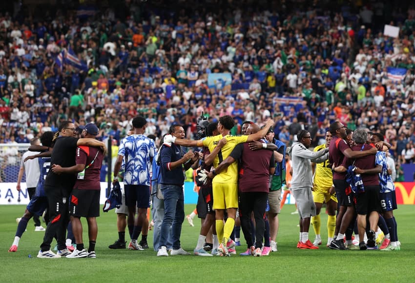 Ao fim do jogo com a Arábia Saudita, jogadores da Arábia Saudita celebraram classificação