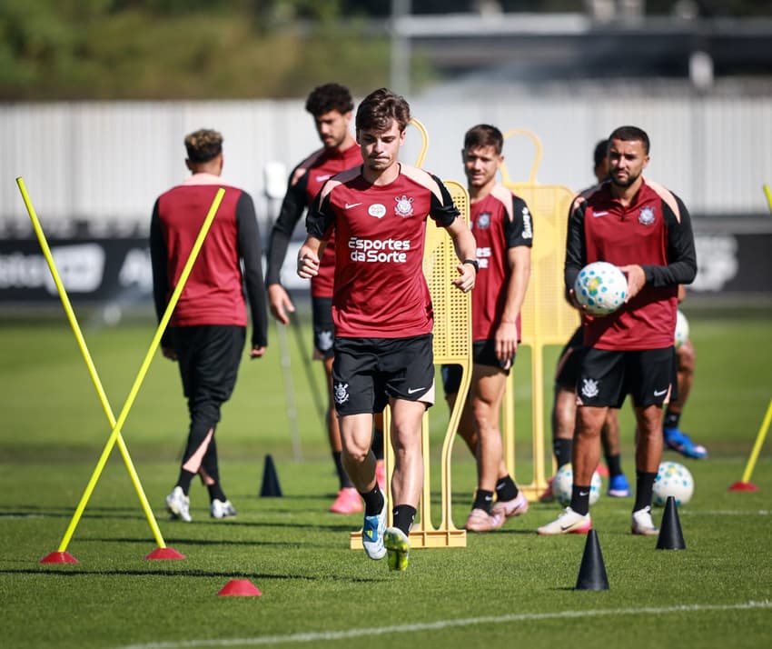 Breno Bidon caminhando no campo durante treino do Corinthians