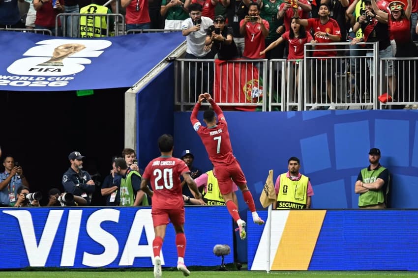 Cristiano Ronaldo faz tradicional comemoração em frente à torcida portuguesa