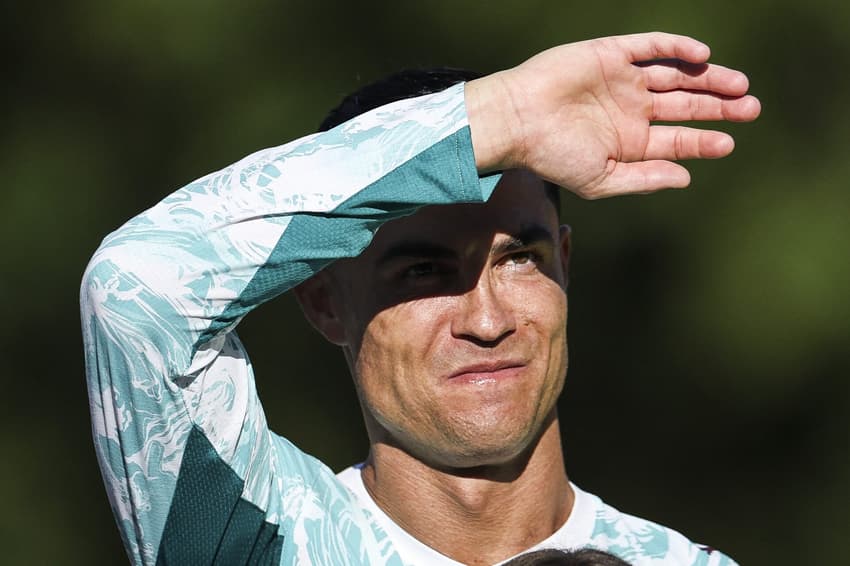 Cristiano Ronaldo protege olhos do sol em treino da seleção portuguesa