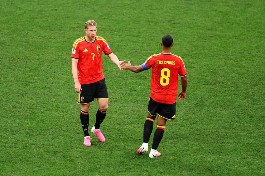 De Bruyne cumprimentando Tielemans durante a partida contra a Nova Zelândia na Copa do Mundo