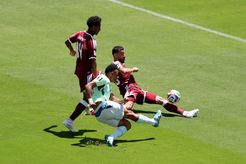 Dan Ndoye, da Suíça, chuta na bola durante a partida do Grupo B da Copa do Mundo FIFA 2026 entre Catar e Suíça