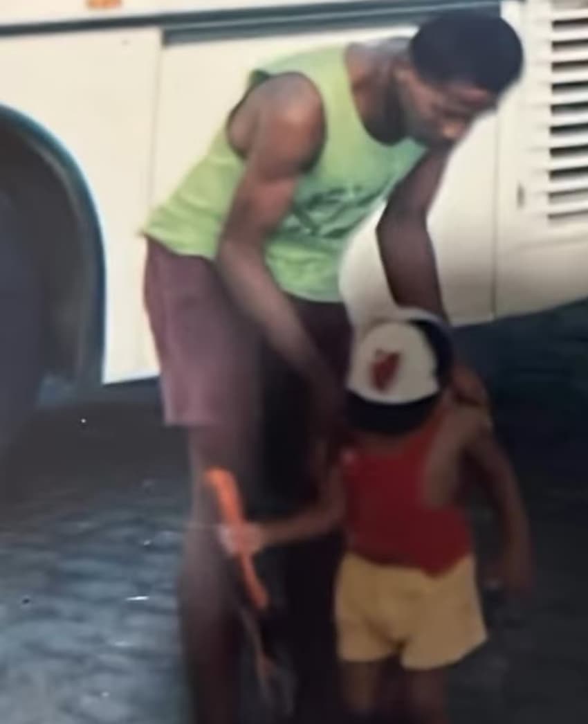 Danilo, ainda criança, com o boné do Flamengo (Foto: Reprodução)
