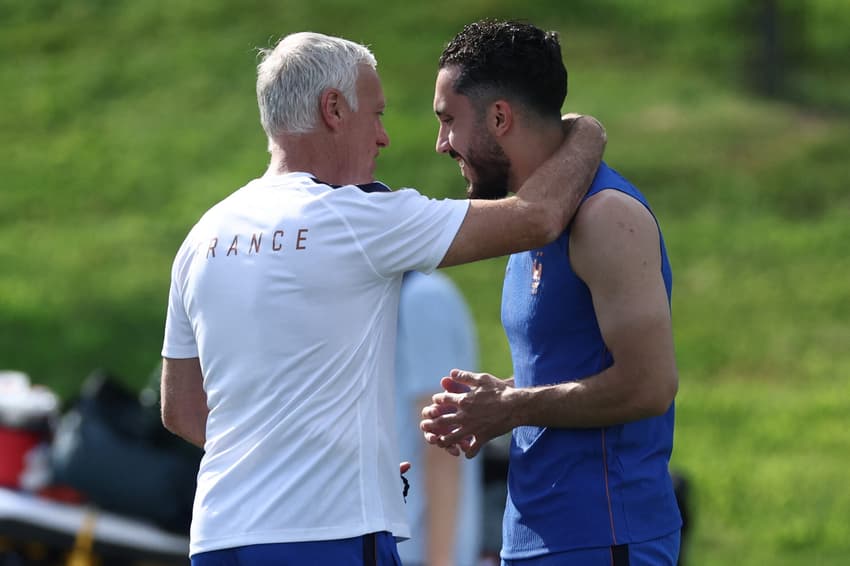 Deschamps fala com Cherki no treino da seleção da França