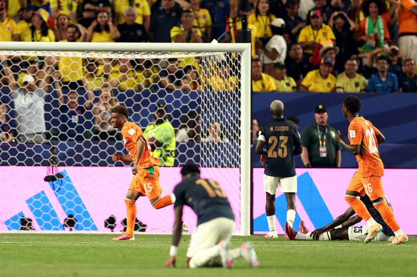 Diallo celebra gol da Costa do Marfim, enquanto jogadores do Equador lamentam derrota na Copa do Mundo