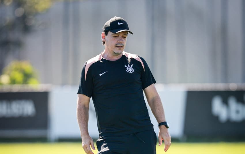 Fernando Diniz olhando para a bola durante treino no Corinthians