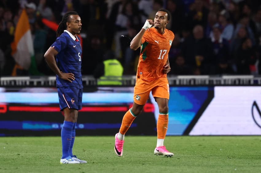 Doué comemora gol marcado pela Costa do Marfim sobre a França, enquanto Koundé lamenta