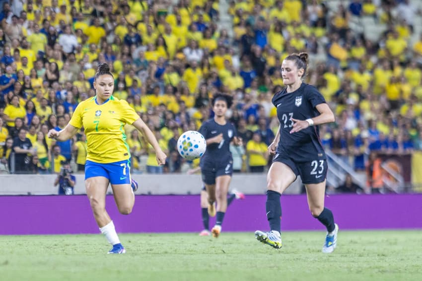 Dudinha em ação pela Seleção Brasileira durante partida contra os EUA