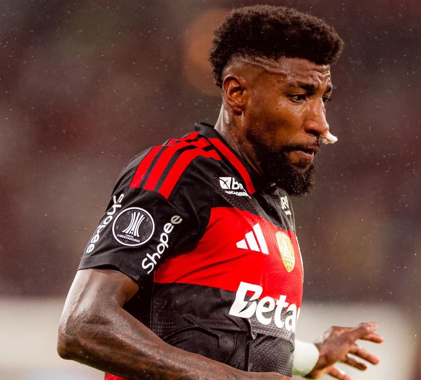 Emerson Royal durante partida do Flamengo na Libertadores com a camisa rubro-negra