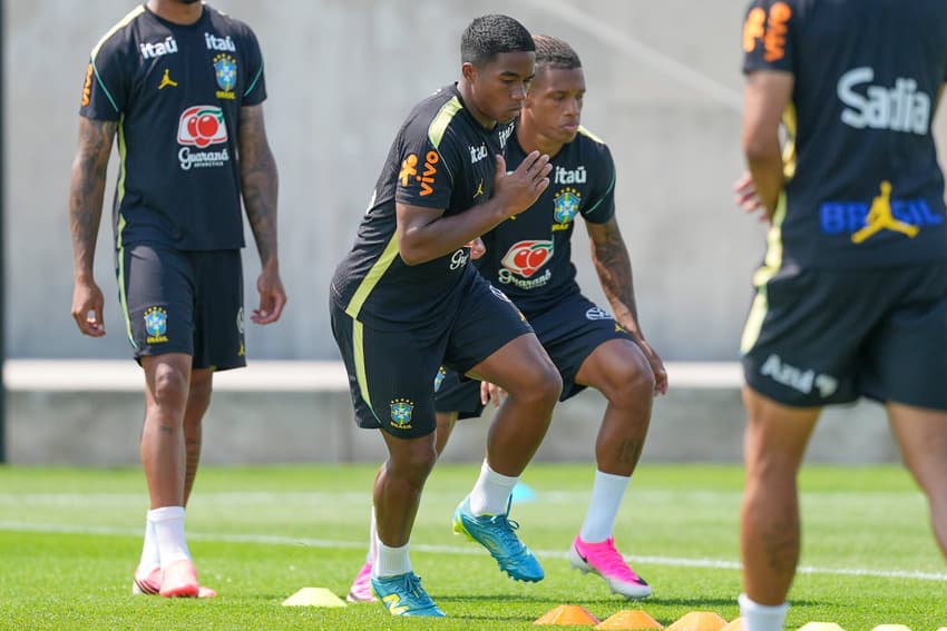 Endrick e Danilo Santos durante treino da Seleção Brasileira