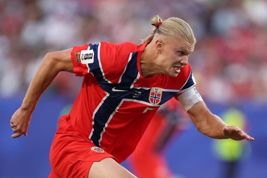 Erling Haaland se prepara antes de pique em jogo da Copa do Mundo