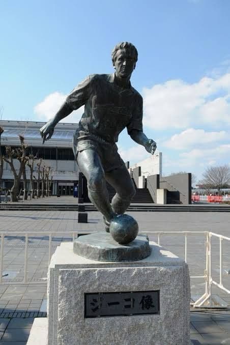Estátua de Zico em frente ao estádio do Kashima, clube japonês