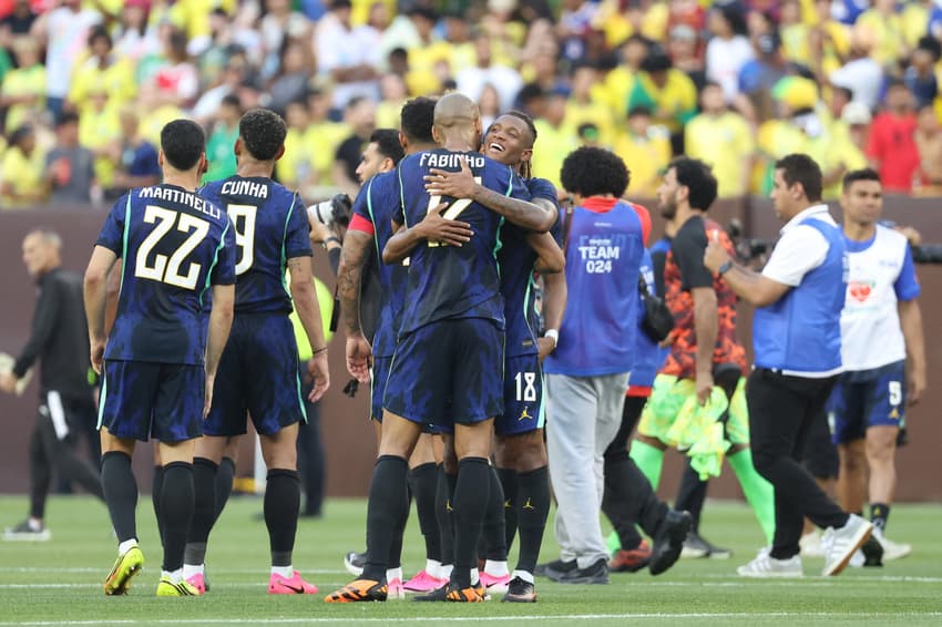 Fabinho e Danilo comemorando a vitória da Seleção Brasileira (Foto: Kirk Irwin/AFP)