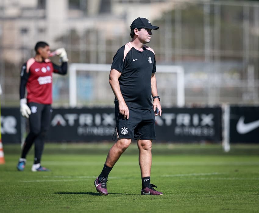 Fernando Diniz passando orientações em treino do Corinthians