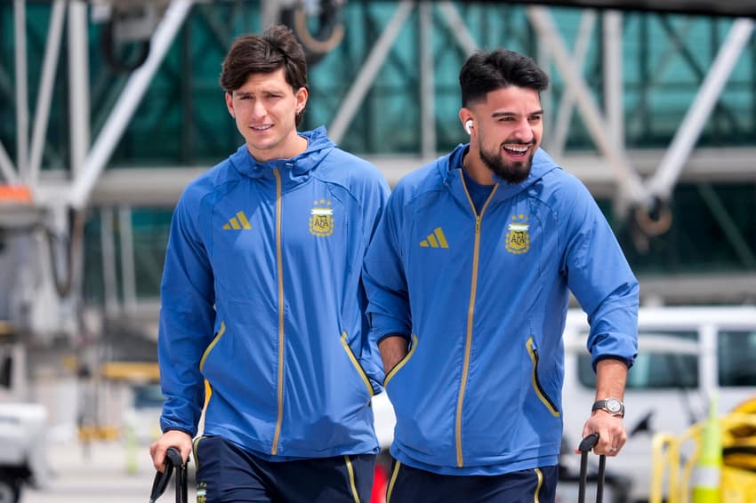 Flaco López ao lado de Balerdi em desembarque da Argentina nos Estados Unidos