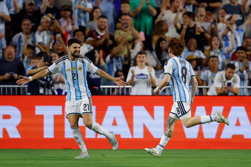 Flaco López celebra o gol de Barco para a Argentina contra a Islândia