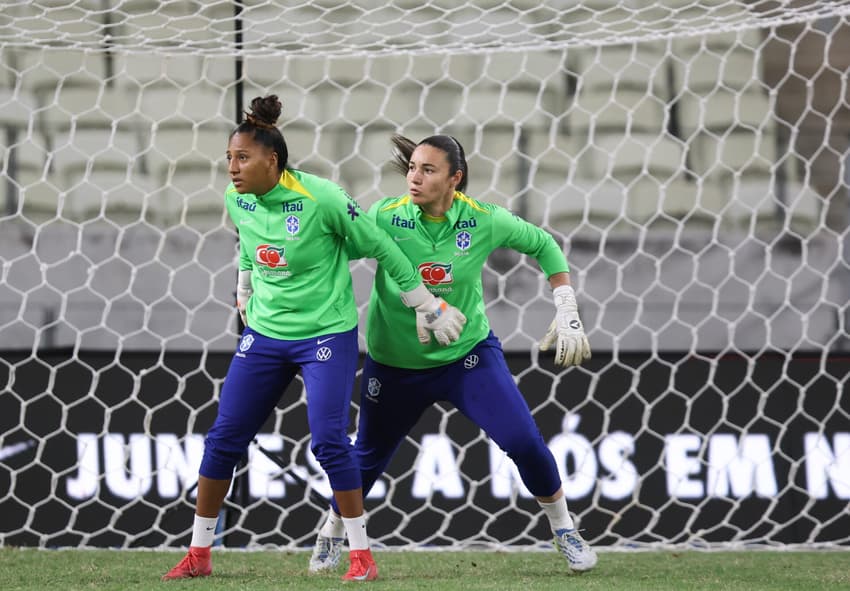 Kemelli e Lorena durante treino da Seleção Brasileira no Castelão. (Foto: Lívia Villas Boas/CBF)