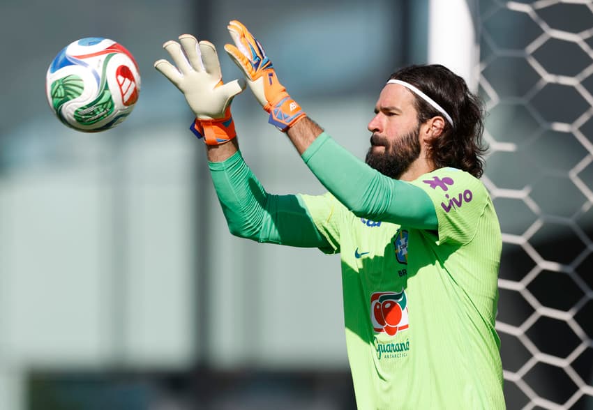 Goleiro Alisson em treino da Seleção Brasileira