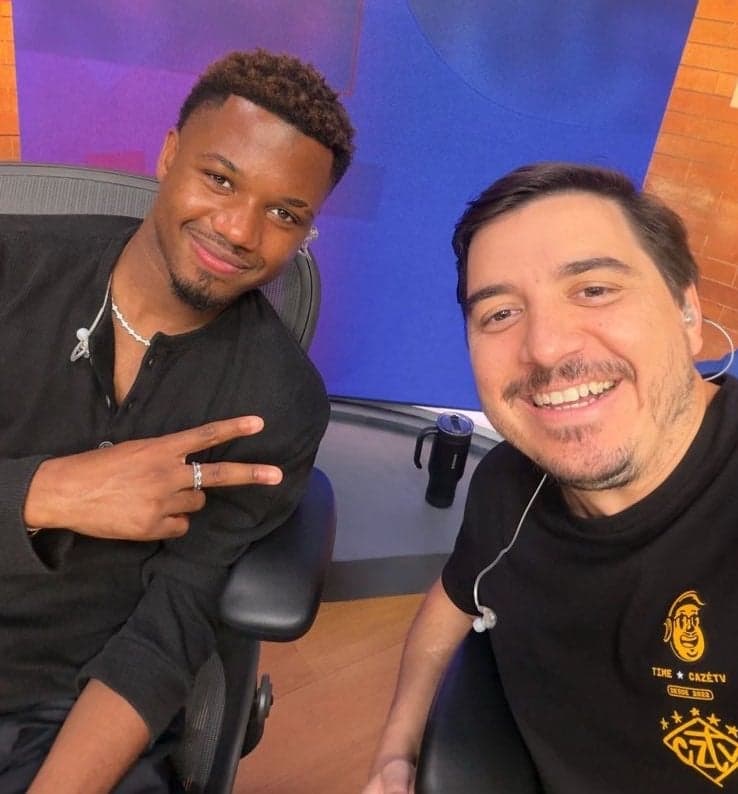 Ansu Fati atuou como comentarista durante o pré-jogo na CazéTV (Foto: Reprodução/Instagram)