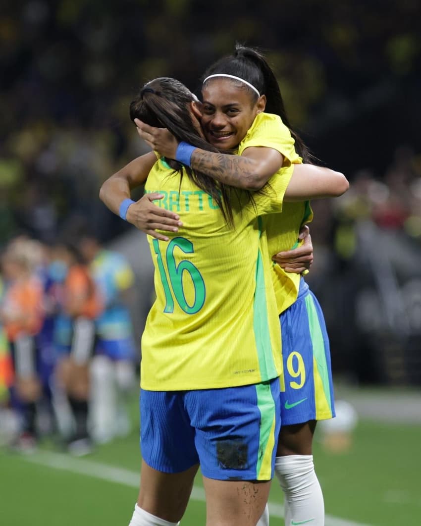 Bia Zaneratto e Tainá Maranhão comemoram gol pela Seleção Brasileira. (Mariana Sá/COB)