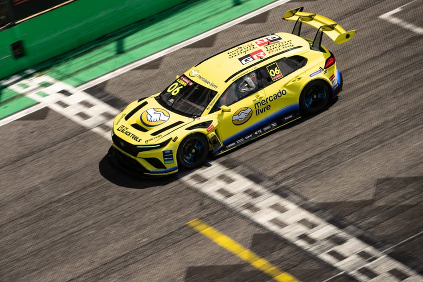Helio Castroneves conta os dias para voltar a acelerar o carro da Mercado Livre Racing, na Stock Car
