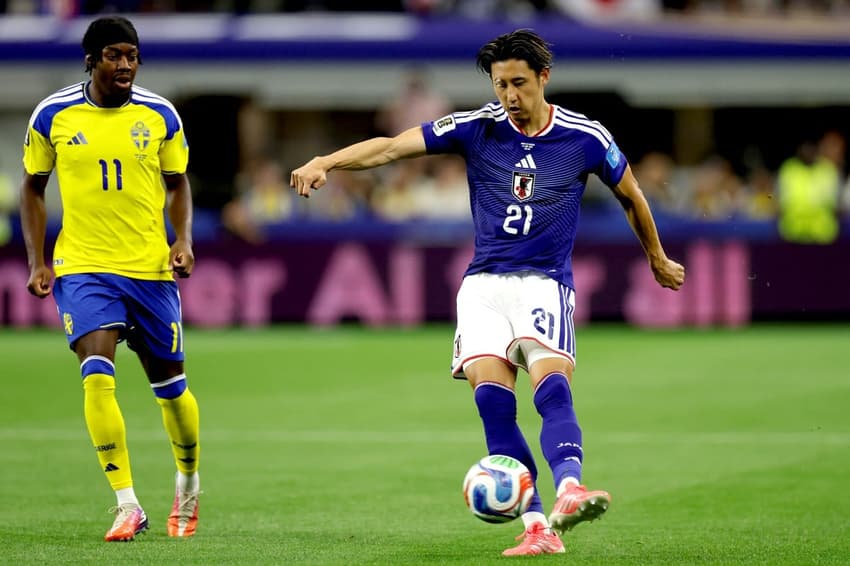 Hiroki Ito, do Japão, passa a bola para companheiro em jogo contra a Suécia na Copa do Mundo