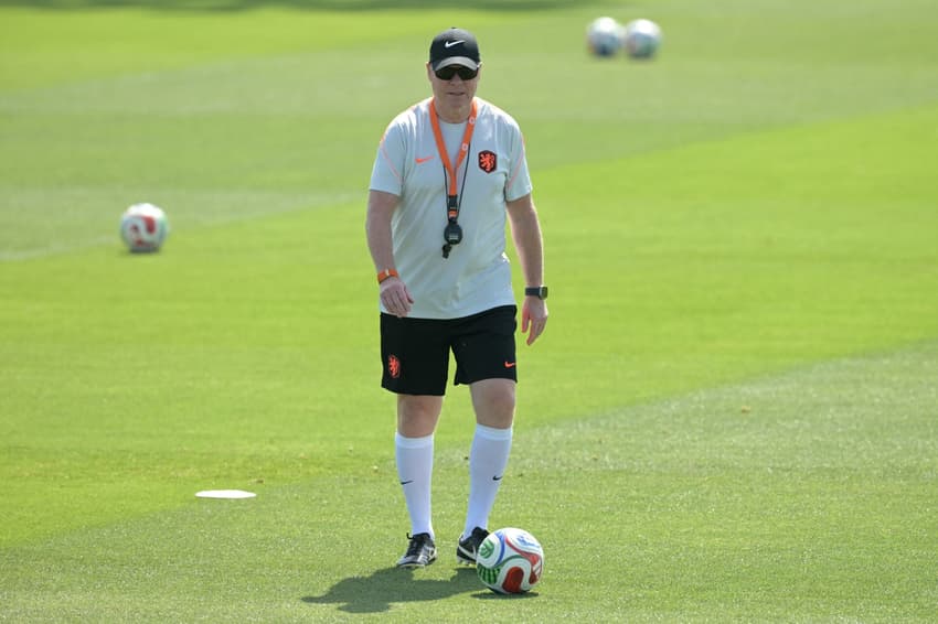 Técnico Ronald Koeman, da Holanda, de ósculos escuros durante treino