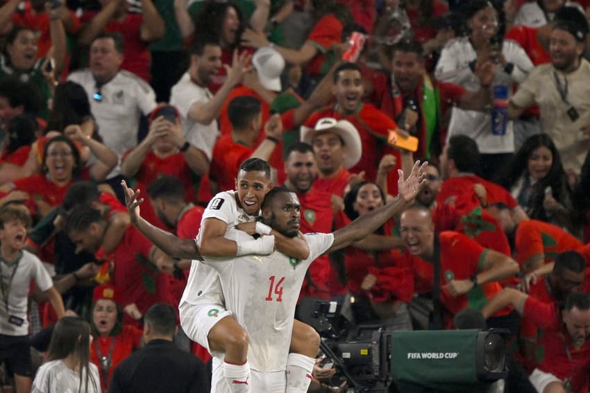 Diop levanta os braços em comemoração ao gol