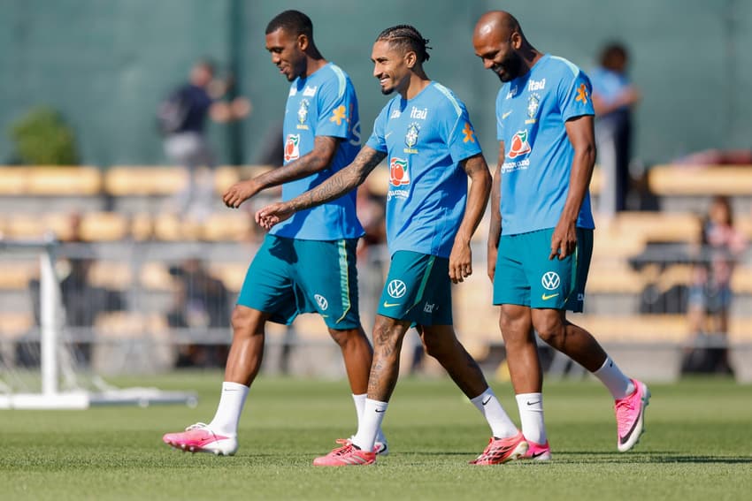 Igor Thiago, Raphinha e Rayan no treino da Seleção Brasileira