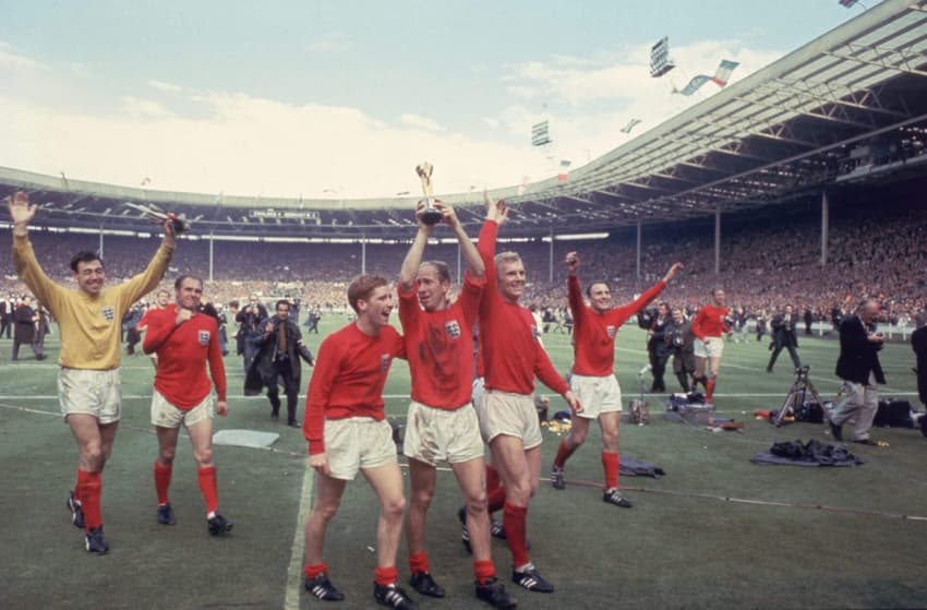 O capitão Bobby Moore ergue a Taça Jules Rimet após a Inglaterra vencer a Alemanha Ocidental em uma final histórica e repleta de polêmicas de arbitragem no Estádio de Wembley. (FIFA)
