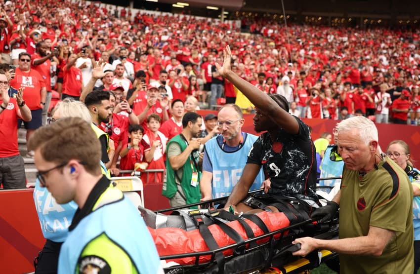Ismael Kone deixa o campo do jogo entre Canadá e Catar de maca, na Copa do Mundo