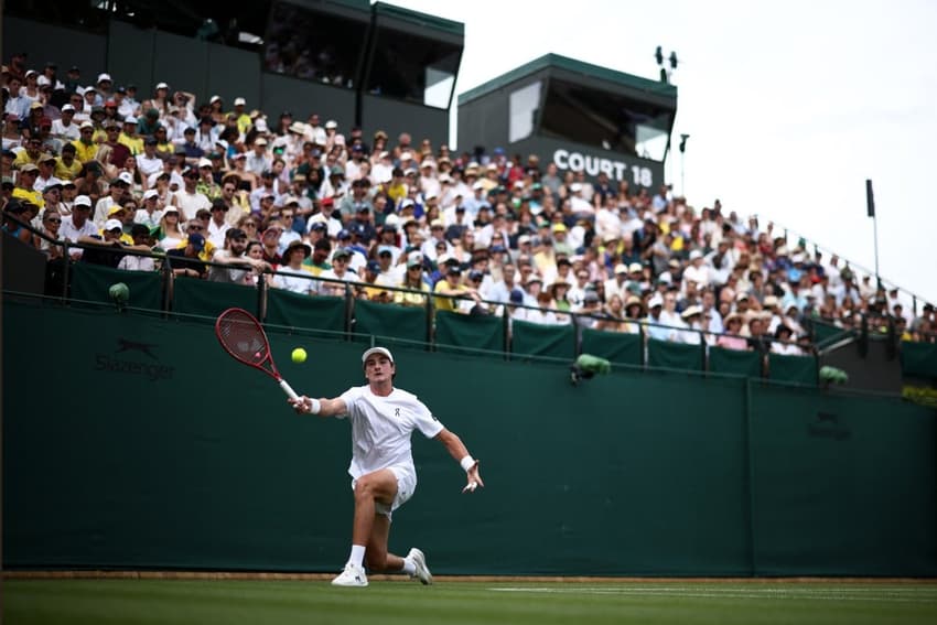João Fonseca bate de direita na estreia de Wimbledon contra o espanhol Agut