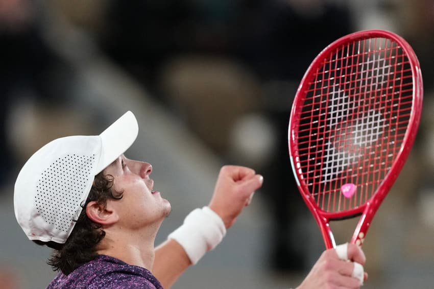 João Fonseca celebra vitória contra Casper Ruud em Roland Garros (Foto: Dimitar DILKOFF / AFP)