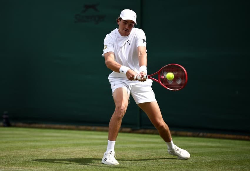 João Fonseca devolve de esquerda contra o espanhol Roberto Bautista Agut na estreia em Wimbledon 