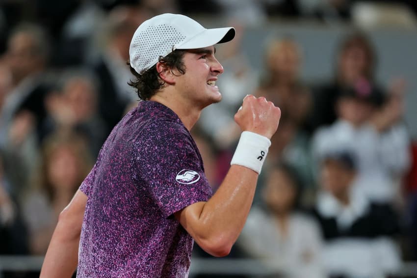 João Fonseca gesticula na derrota para o tcheco Jakub Mensik em Roland Garros (Foto: Thomas SAMSON / AFP)