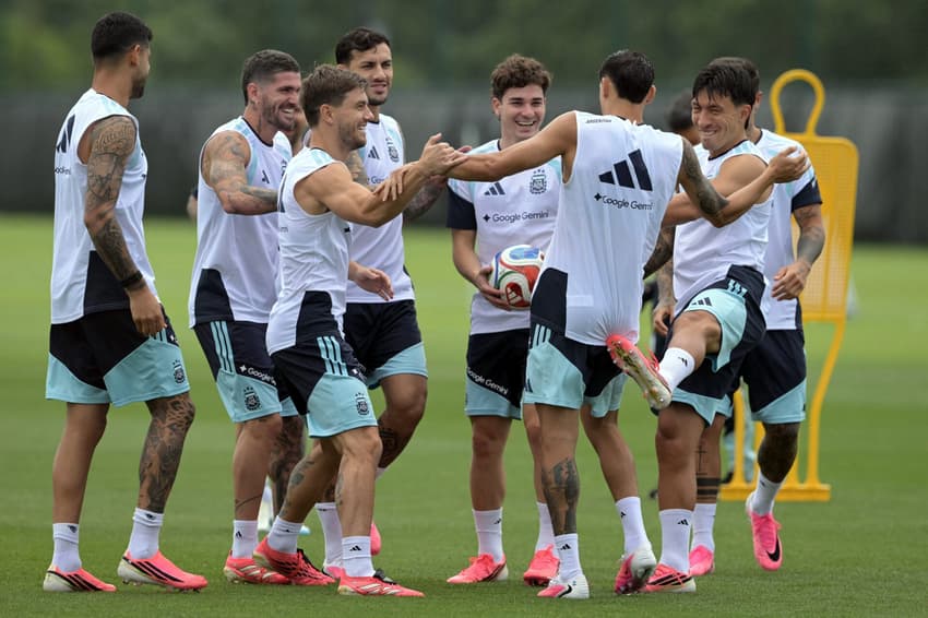 Jogadores da Argentina brincam durante treino da Copa do Mundo