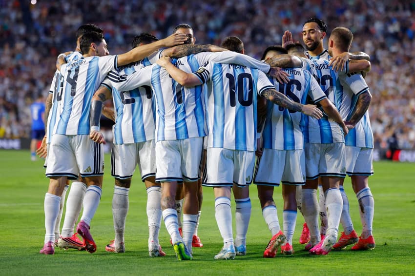 Jogadores da Argentina celebram gol contra a Islândia