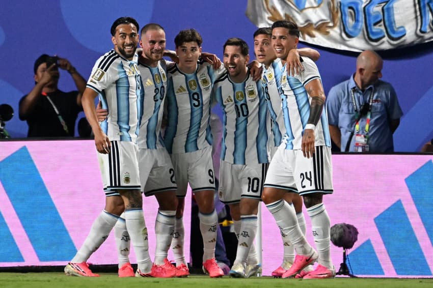 Jogadores da Argentina comemoram gol de Messi sobre a Argélia, na Copa do Mundo