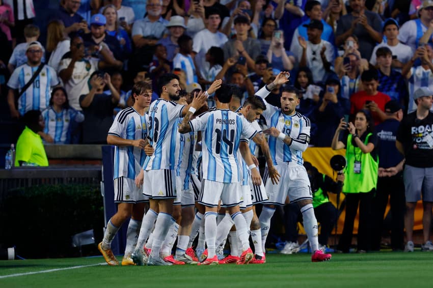 Jogadores da Argentina comemoram gol marcado contra a Islândia