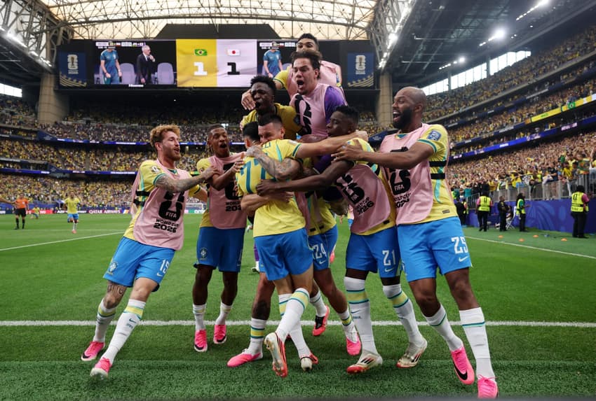 Jogadores do Brasil abraçam Martinelli após gol da vitória sobre o Japão na Copa do Mundo