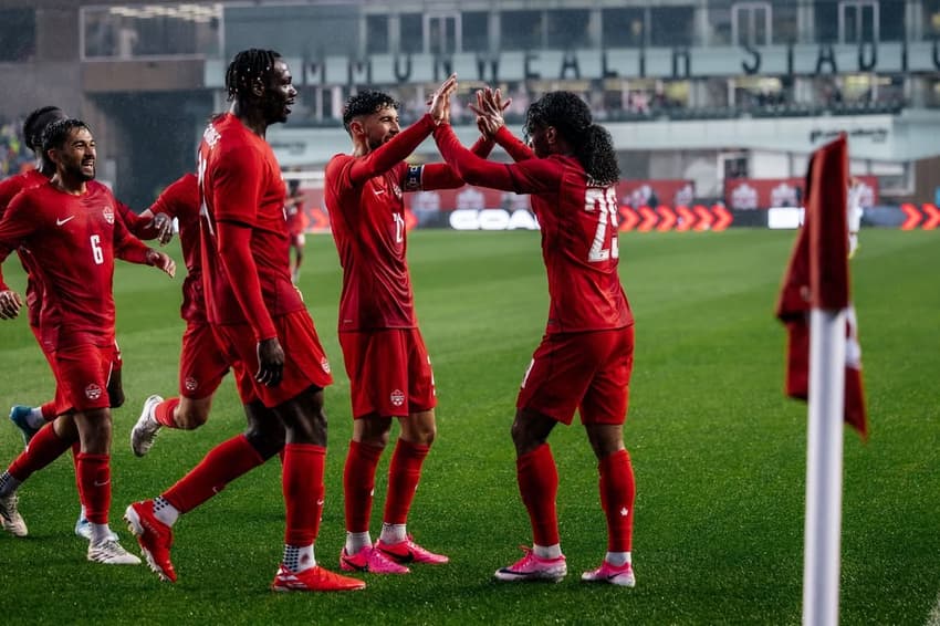 Jogadores do Canadá comemorando gol em amistoso pré-Copa do Mundo