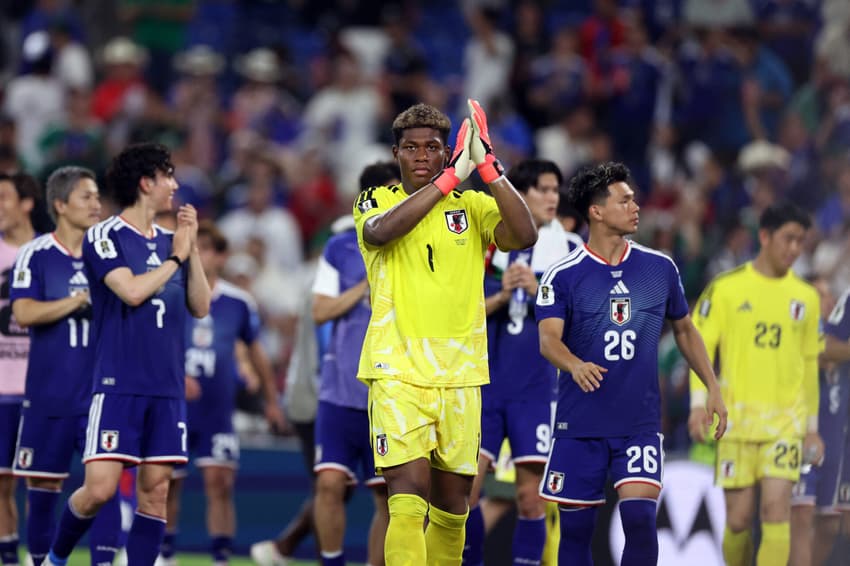 Jogadores do Japão celebram goleada sobre a Tunísia com torcida no estádio