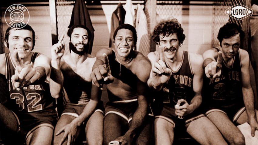 Jogadores do Knicks comemoram título da NBA de 1973 (Foto: Reprodução / New York Knicks)
