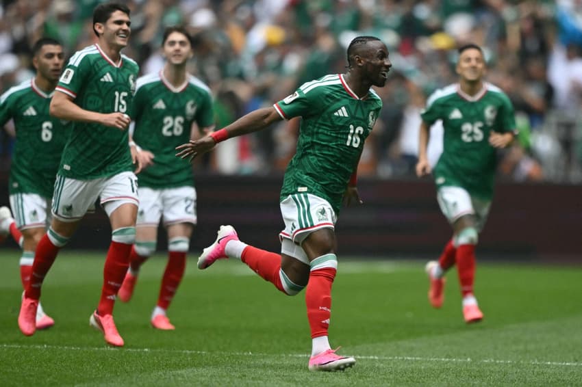 Julian Quinones comemora o primeiro gol do México na Copa do Mundo de 2026