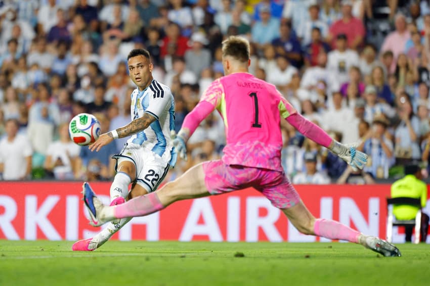 Lautaro Martínez finaliza em Argentina x Islândia