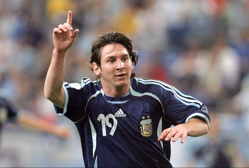 Messi comemorando gol apontando pro alto