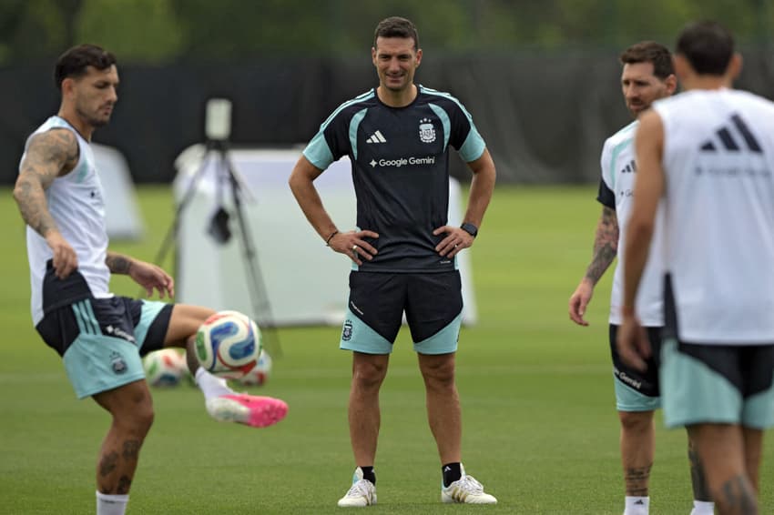Lionel Scaloni observa treino da Argentina antes da estreia na Copa do Mundo contra a Argélia
