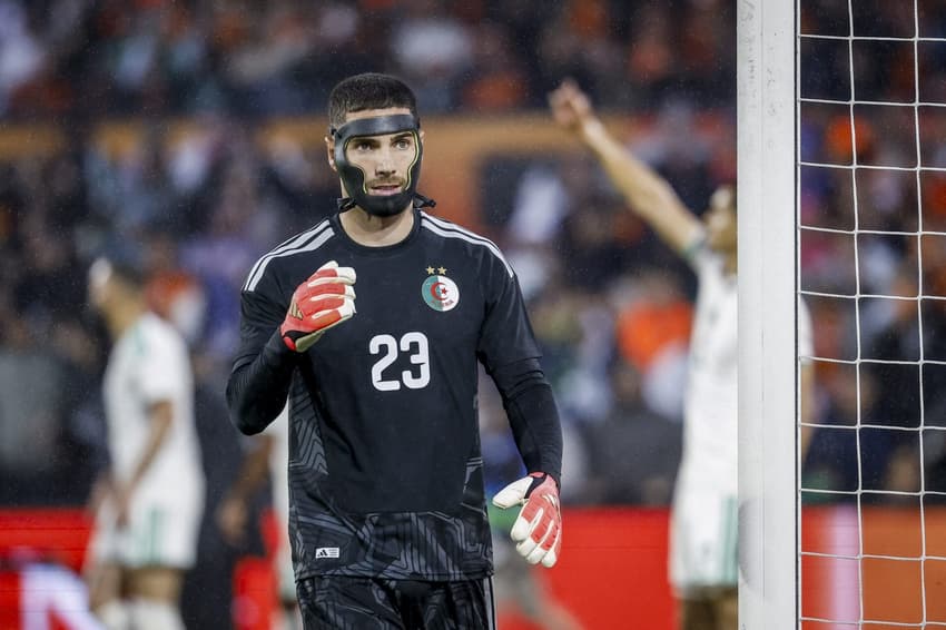 Luca Zidane em ação pela Argélia durante amistoso contra a Holanda