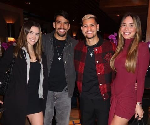 Lucas paquetá e Bruno Guimarães ao lado de suas esposas (Foto: Reprodução)