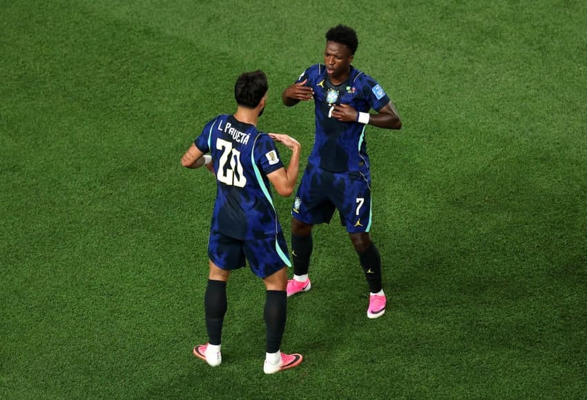 Lucas Paquetá e Vini Jr dançam em comemoração de gol do Brasil contra o Haiti (Foto: Kevin C. Cox / AFP)